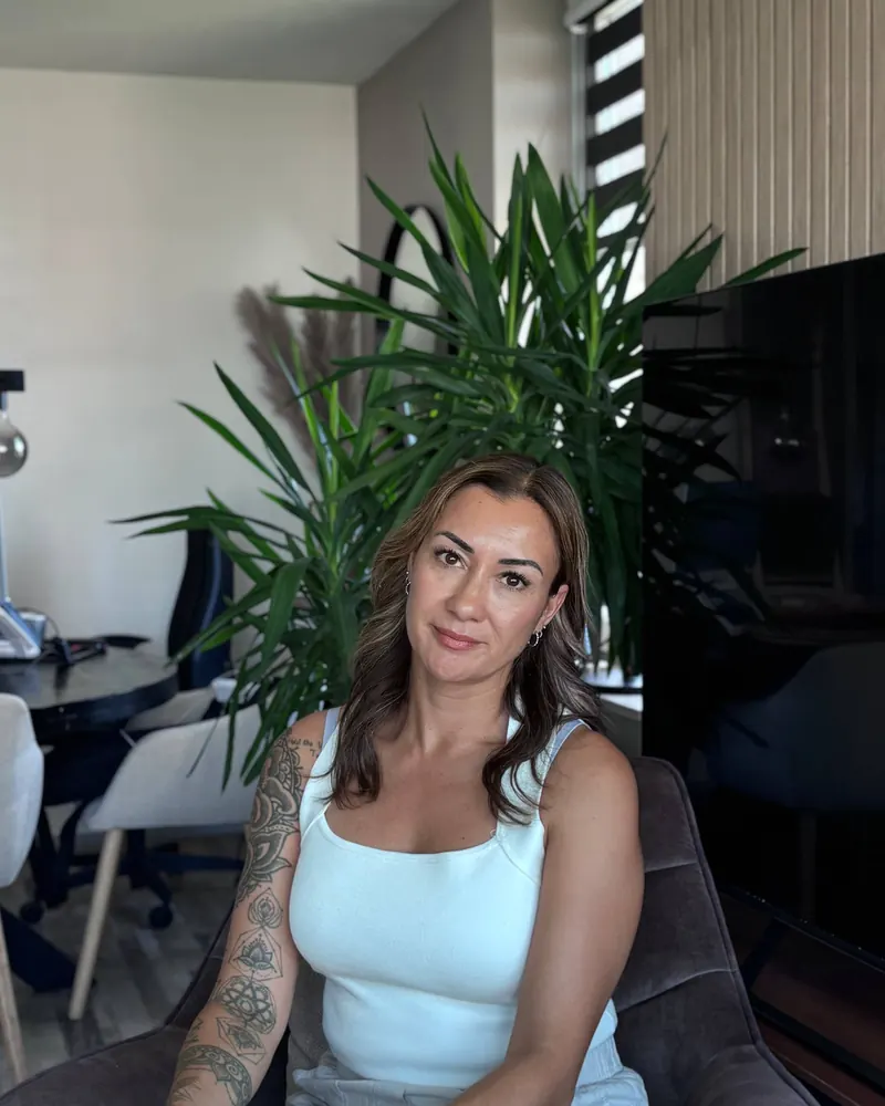 Jordana luistert met een kop koffie in haar handen